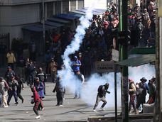 Manifestantes se enfrentan con integrantes de la Policía de Bolivia durante una jornada de protestas que exigen la renuncia del presidente de Bolivia, Rodrigo Paz, este lunes en La Paz (Bolivia).