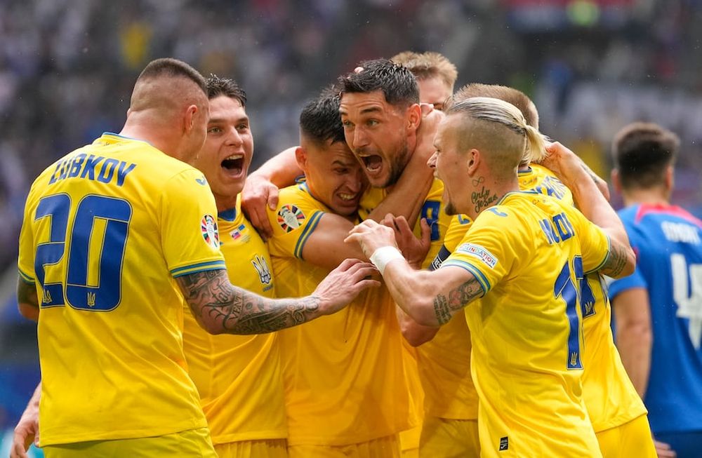 El ucraniano Roman Yaremchuk celebra con sus compañeros tras anotar el segundo gol en el encuentro ante Eslovaquia en el Grupo E de la Euro 2024. / Gentileza.