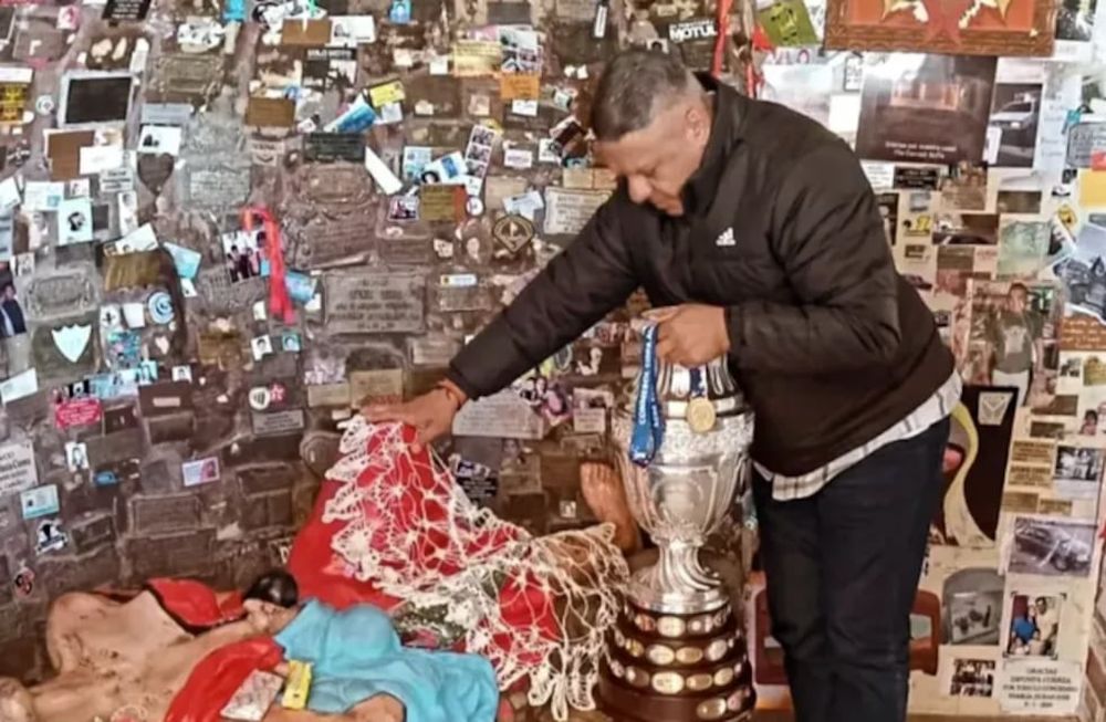 Chiqui Tapia y el trofeo, en la Difunta Correa.