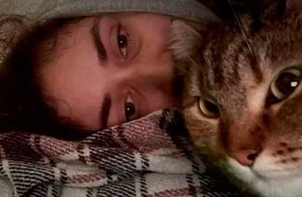 Anastasia Taran en una fotografía junto a uno de los tres gatos con los que huyó de Irpin.