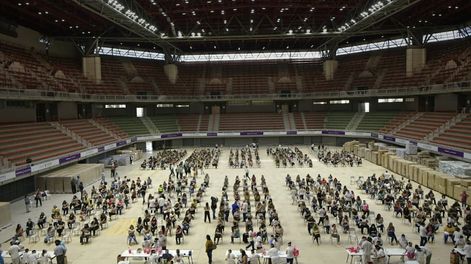 Los Andes | Unos 500 docentes por turno están siendo vacunados en este momento en el Estadio Cubierto Aconcagua Arena, en el parque San Martín. | Foto: Orlando Pelichotti.