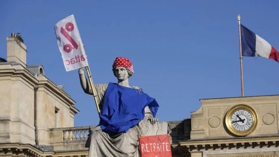 La estatua que representa la Ley frente a la Asamblea Nacional de París fue adornada simbólicamente con un cartel en el que los manifestantes pedían una pensión de 60 años el 7 de febrero de 2023.