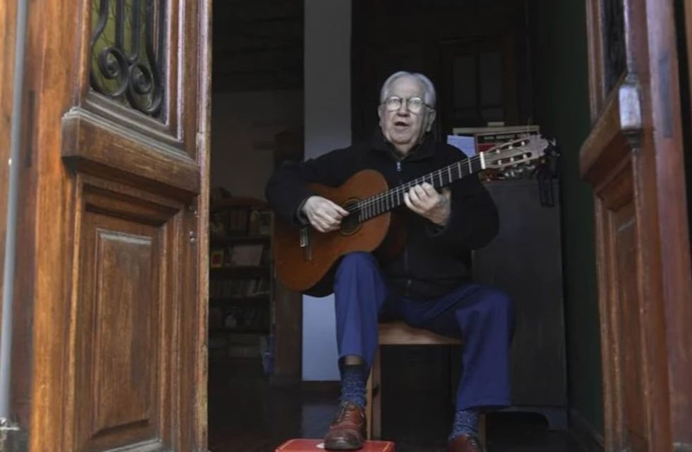 El Tata Cedrón sorprende a su barrio cantando desde la puerta