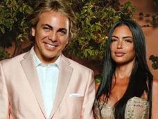 Cristian Castro fue visto con una fan tras su visita a Mendoza. Crecen rumores de ruptura tras el anuncio de su compromiso junto a Mariela Sánchez. Cristian Castro fue visto con una fan tras su visita a Mendoza. Crecen rumores de ruptura tras el anuncio de su compromiso junto a Mariela Sánchez.