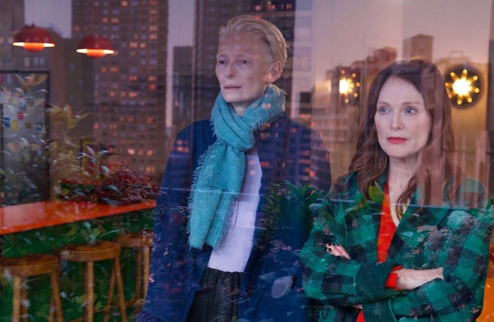 Tilda Swinton y Julianne Moore, en un pasaje de La habitación de al lado. (X @la_Biennale)