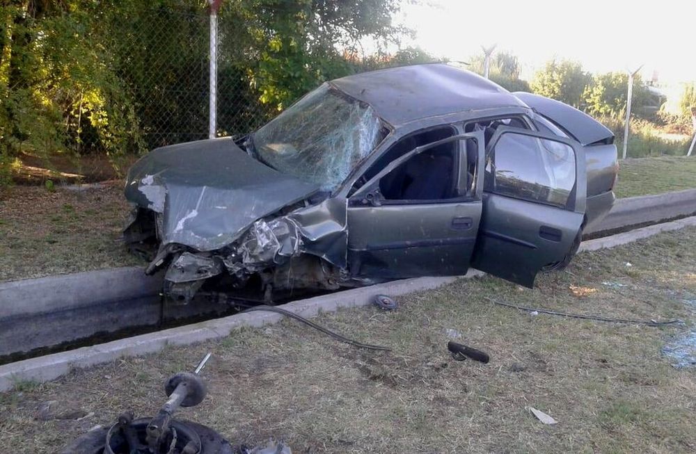 Perdió el control del auto y terminó en un cauce de riego