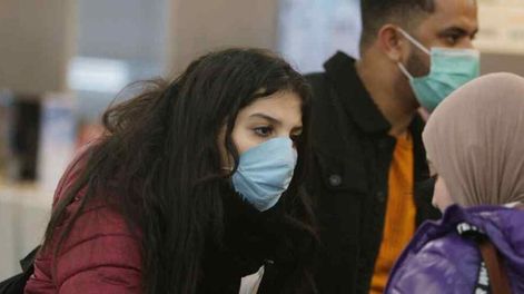 Los expertos especulan con que los pasajeros se podrían haber contagiado después de hacerse el test en la India 72 horas antes del vuelo. Foto: AP.