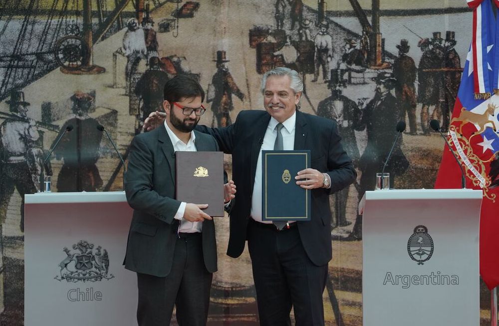 04-04-2020 - Buenos Aires - Conferencia de prensa del PRESIDENTE ALBERTO FERNÁNDEZ JUNTO A SU PAR DE CHILE, GABRIEL BORIC FONT. Foto: clarin