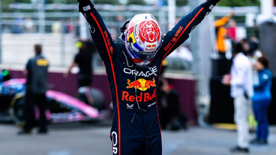 Max Verstappen festeja y se pone en carrera