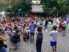 Frente al departamento de Adorni, docentes universitarios dan clases públicas en reclamo de fondos.