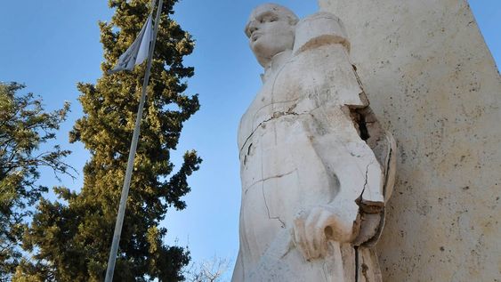 Estatua rotaMonumento al coronel Manuel Dorrego quebrado.En 1991 el artista plástico Fausto Caner emplazó el Monumento del Coronel Dorrego, en la plazoleta que se encuentra quebrado y abandonado  en el inicio de la Calle Dorrego, en el departamento Guaymallén.Ayudaron a la construcción de la obra de cemento armado, los alumnos del bella Artes, Daniel Ciancio, Osvaldo Chiavazza y Gabriel Fernández Foto: Orlando Pelichotti / Los Andes