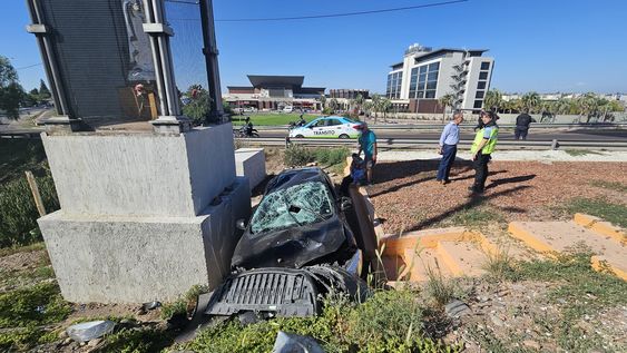 Accidente en Maipú: embistió a un municipal y terminó chocando contra la Virgen de la Merced (Ramiro Gómez / Los Andes)