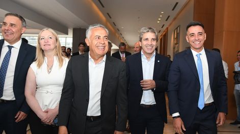 Alfredo Cornejo junto al ministro de Economía de Milei, Luis Caputo; la vicegobernadora Hebe Casado, el intendente de Guaymallén Marcos Calvente y el presidente del CEM, Martín Clément.