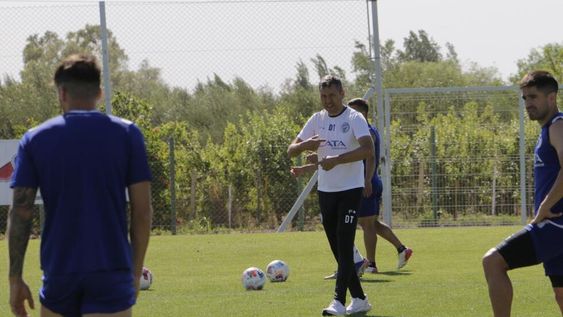 Diego Flores da las últimas indicaciones en el ensayo de este lunes en el predio el predio de Coquimbito, para enfrentar a Estudiantes La Plata. /Gentileza Prensa Godoy Cruz