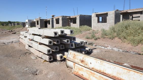 Viviendas del barrio Tupac Amaru del departamento de Lavalle que está abandonado y la construcción de las  casas a media terminar. José Gutiérrez / Los Andes