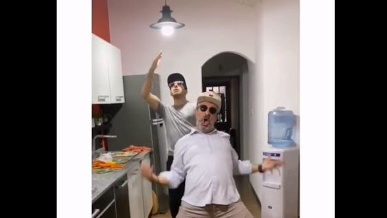 Un joven hace TikTok con su padre y es furor en las redes