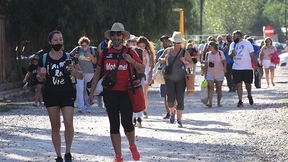 Las reuniones masivas, sin respetar las medidas de prevención, generaron la actual situación sanitaria provincial. / Foto: Mariana Villa