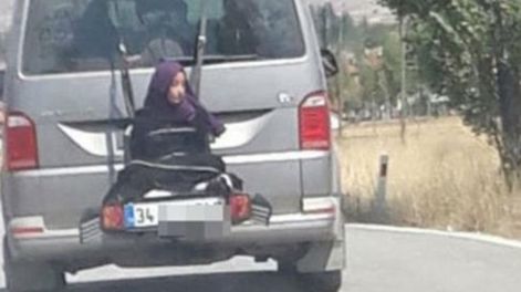 Detuvieron a un hombre que viajaba con su hija atada al portabicicletas de su camioneta