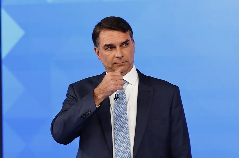 Flávio Bolsonaro, hijo de Jair Bolsonaro, en el debate presidencial a horas del balotaje en Brasil.