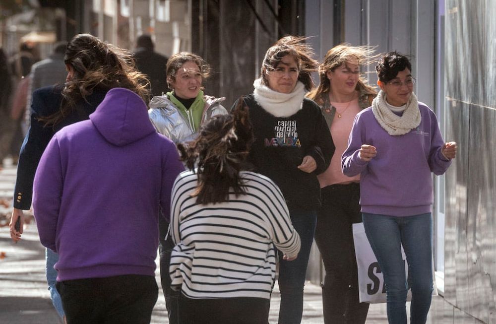 Rigen una alerta naranja y otra amarilla para Mendoza por viento Zonda: a qué zonas afectará. / Foto: Ignacio Blanco / Los Andes