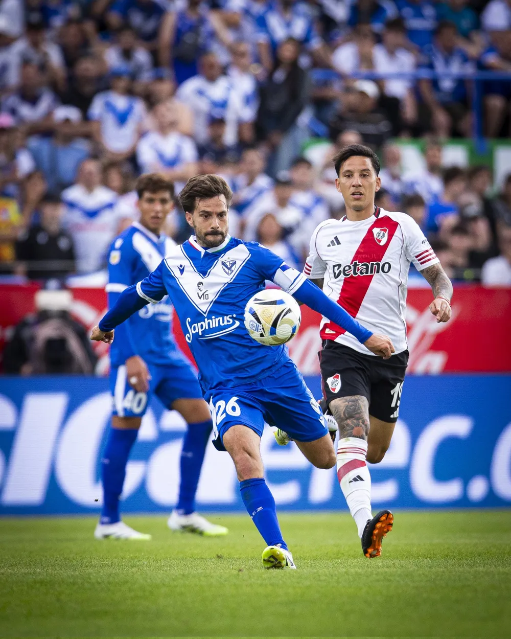 Bouzat fue clave para el crecimiento de Vélez, que terminó mejor la primera mitad del duelo disputado en Liniers. 