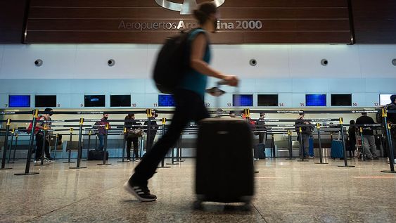 Para Lammens, las fronteras recién podrían abrirse en el último trimestre del 2021. En la foto, el aeropuerto de Mendoza, sin vuelos internacionales desde marzo de 2020. Ignacio Blanco / Los Andes