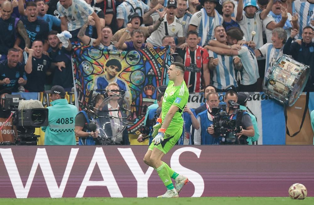 GR7042. LUSAIL (CATAR), 18/12/2022.- Emiliano Martínez de Argentina reacciona tras atajar un penalti hoy, en la final del Mundial de Fútbol Qatar 2022 entre Argentina y Francia en el estadio de Lusail (Catar). EFE/ Juan Ignacio Roncoroni