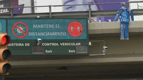 Un muñeco identificado con Independiente apareció en el nudo vial. / Ignacio Blanco