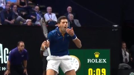 Djokovic le dio un pelotazo a su compañero Federer en dobles y se quiso morir
