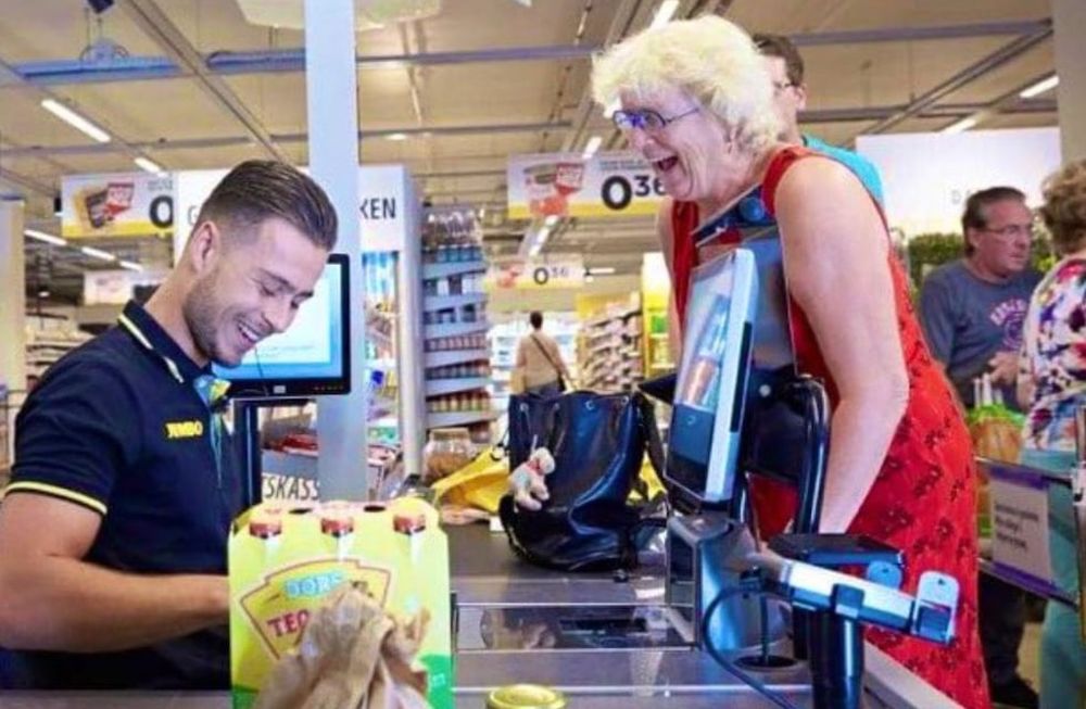 Entre las capacitaciones hay una para operario de cajas, orientada al desarrollo de habilidades para poder brindar un trato cordial al cliente, procesar diversas formas de pago y reconocer las necesidades específicas de la función.