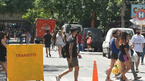 Los Andes | A pesar de que la pandemia no ha terminado, la gente ya tomó las calles e intenta continuar con su actividad habitual. Foto: Orlando Pelichotti / Los Andes