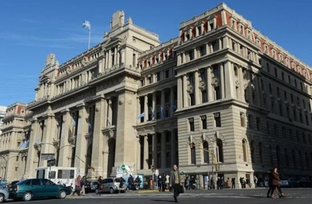 La Justicia entró en la angosta callecita de la historia, donde deberá asumir su rol definitivo para evitar que el populismo arrase con todo su desvencijado andamiaje institucional y jurídico.