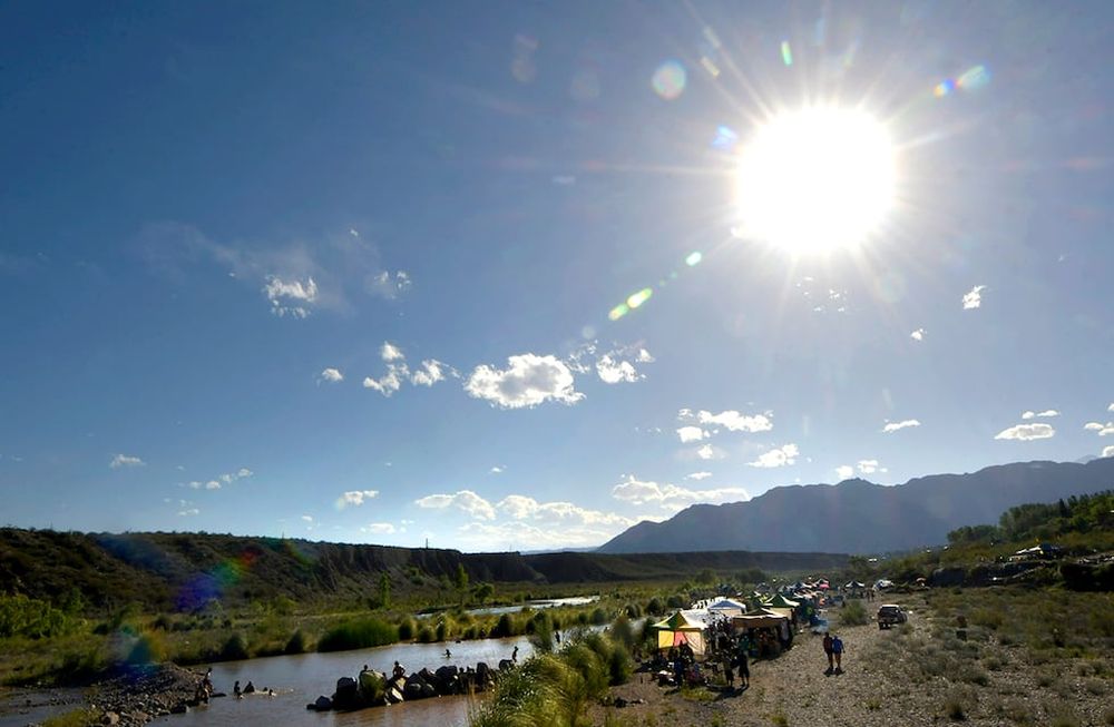 Dos jóvenes de 19 y de 16 años son intensamente buscados desde la tarde de ayer y a lo largo de todo el cauce del crecido Río Mendoza. Imagen ilustrativa Foto: Orlando Pelichotti / Los Andes