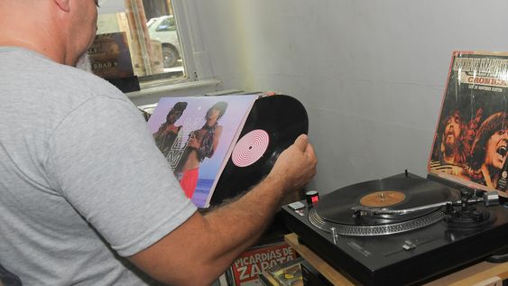 Furor por los vinilos, crece la cantidad de gente que compra y colecciona discos. Gastón Arro de Mellon Collie discos ordena los vinilos en su local. Foto: Marcelo Rolland / Los Andes