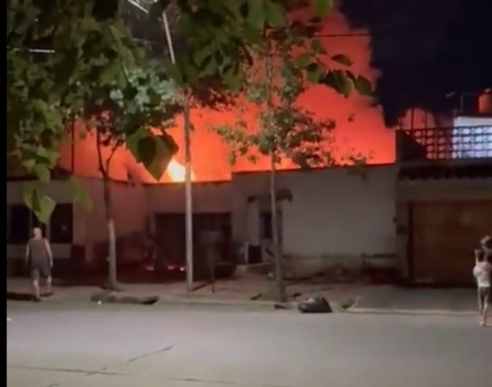 Se incendió por completo una vivienda abandonada en la Ciudad de Mendoza