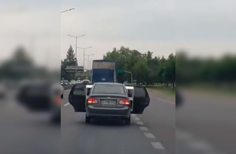 Todo quedó registrado por otra persona que circulaba por Acceso Este.
