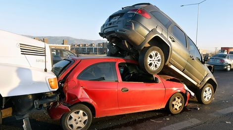 Los Andes | Un impactante choque en cadena entre cuatro vehículos complicó el tránsito en la mañana de este martes en el Acceso Sur, entre Sarmiento y Rodríguez Peña. Afortunadamente, no hubo heridos de gravedad. | Foto: Orlando Pelichotti / Los Andes