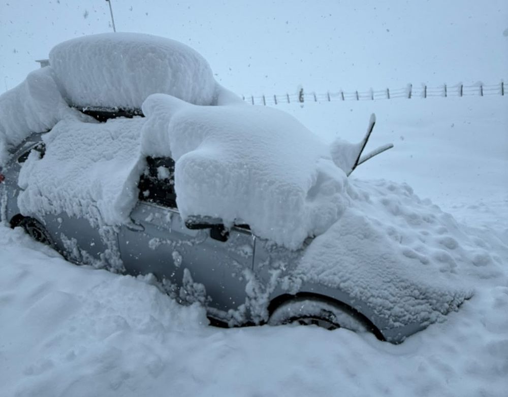 Las intensas nevadas, por las que rige una alerta amarilla, continuarán durante los próximos días y mantendrán cerrados los centros de esquí.
