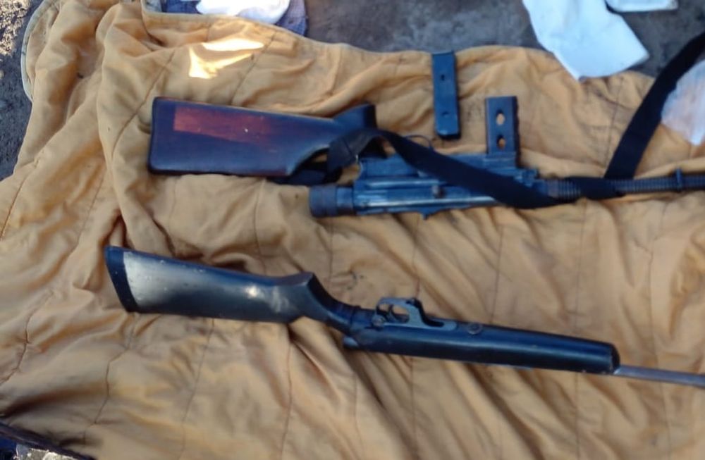 Las armas que se habrían usado en un violento robo en Lavalle. Gentileza Ministerio de Seguridad.