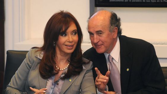 Waldo Wolff denunció al actual senador nacional Oscar Parrilli y Juan Mena, dos hombres que integran el círculo íntimo de la vicepresidenta Cristina Kirchner.