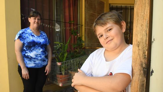 Toni junto a su mamá Alejandra. Antonio Zemleduch de 9 años estuvo 5 años con  tratamiento para superar un cáncer en el hospital Notti hoy fue dado de alta.