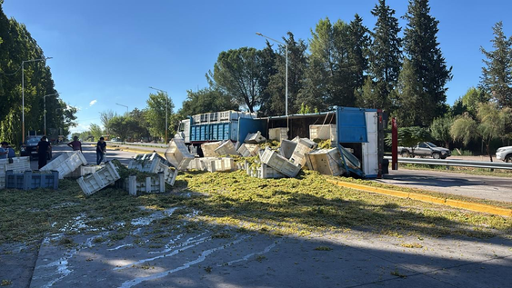 Luján de Cuyo: un acoplado quedó atravesado en la calzada.