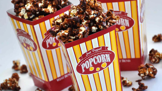 como hacer el mejor pochoclo con chocolate, perfecto para una noche de peliculas en otono