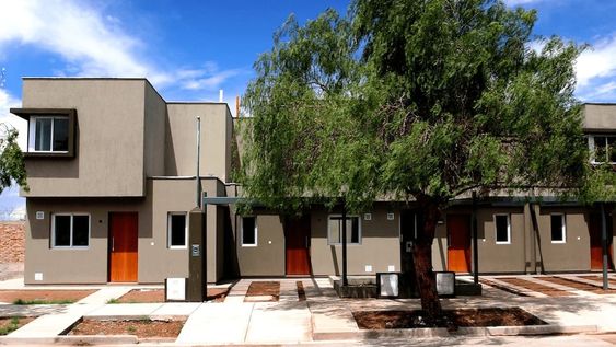 Un duplex de dos dormitorios en Villa Catalina, Las Heras, cuesta $9.674.073,34, se requiere un ahorro mínimo de $2.434.814,67, e ingresos del grupo familiar de al menos $142.919,28.