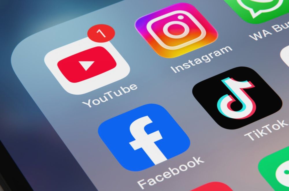 Grecia prohibirá las redes sociales a menores de 15 años y presionará a la UE para que se sume al bloqueo