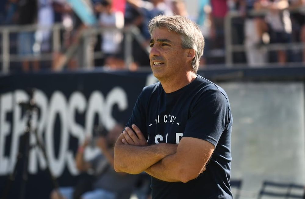 Gabriel Gómez, DT Azul, firmó contrato por tres años. Sueña con el ascenso / José Gutiérrez (LOS ANDES).