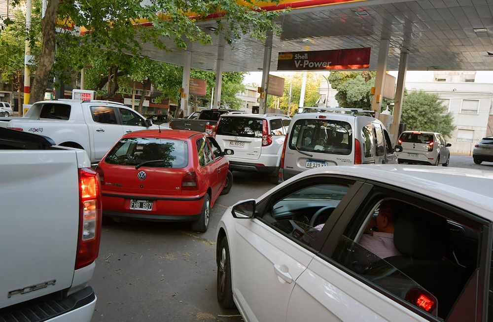 Este domingo hubo largas filas en varias estaciones de servicio de Mendoza y esto se replicó en casi todo el país. Foto: Orlando Pelichotti / Los Andes