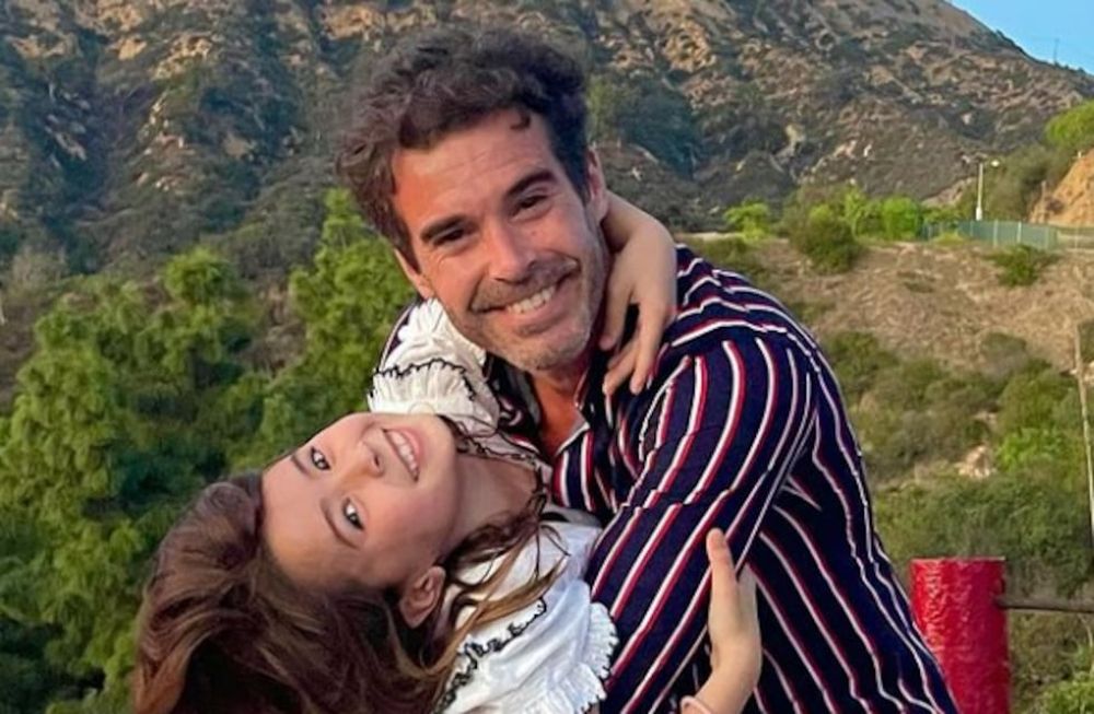 Nicolás Cabré junto a su hija, Rufina