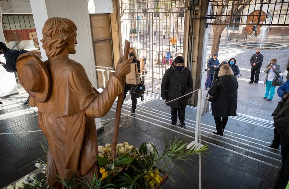 El día siguiente el Alférez lo enarbolaba en la Iglesia Matriz, mientras era celebrada solemnemente la Santa Misa en honor a Santiago Apóstol. / Foto: Ignacio Blanco / Los Andes