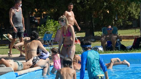 Ola de calor. Para hoy se espera una máxima de 37° . Foto: Orlando Pelichotti / Los Andes.